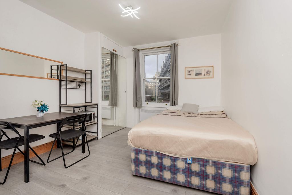 Property photo 3 of 6 2@125 Aldergate St-7158.Jpg