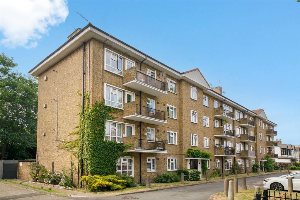 Property photo 1 of 16 The Herons, E11