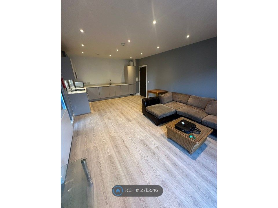 Property photo 1 of 10 Spacious 2-Bedroom 2-Bath Flat- E14 All Saints