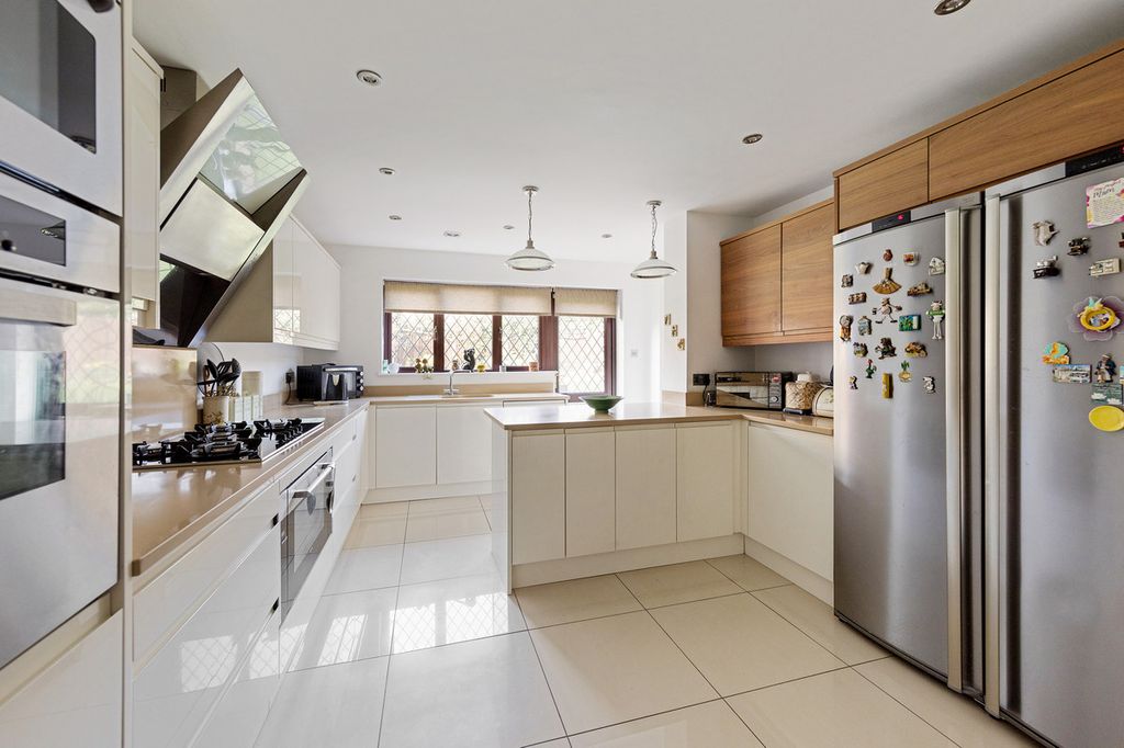 Property photo 2 of 25