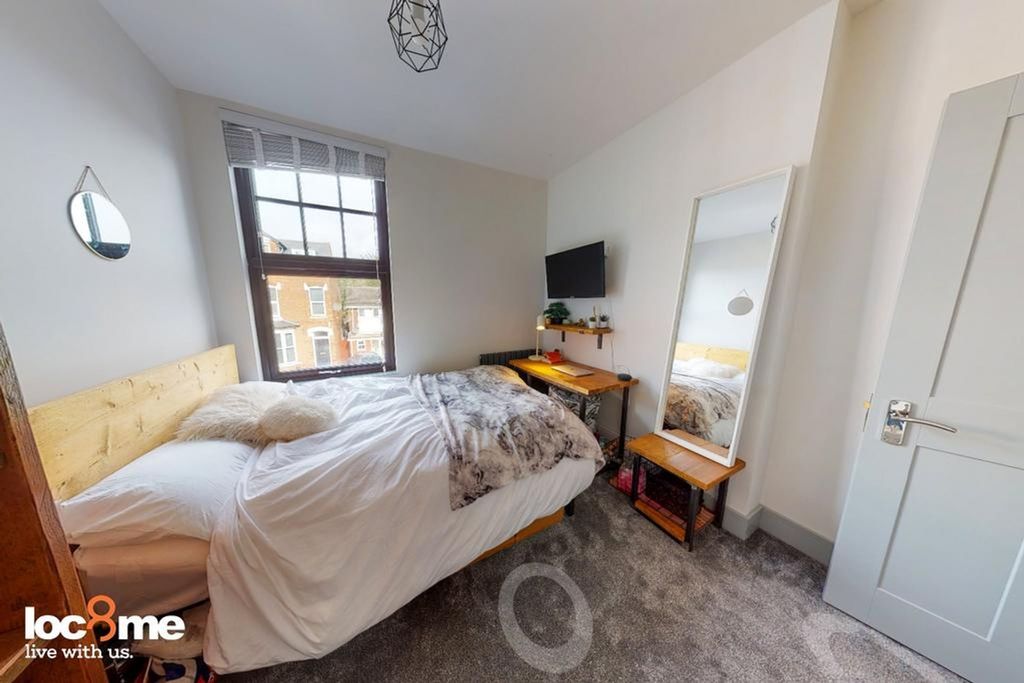 Property photo 3 of 8 A Bright And Inviting Double Bedroom Featuring A c...