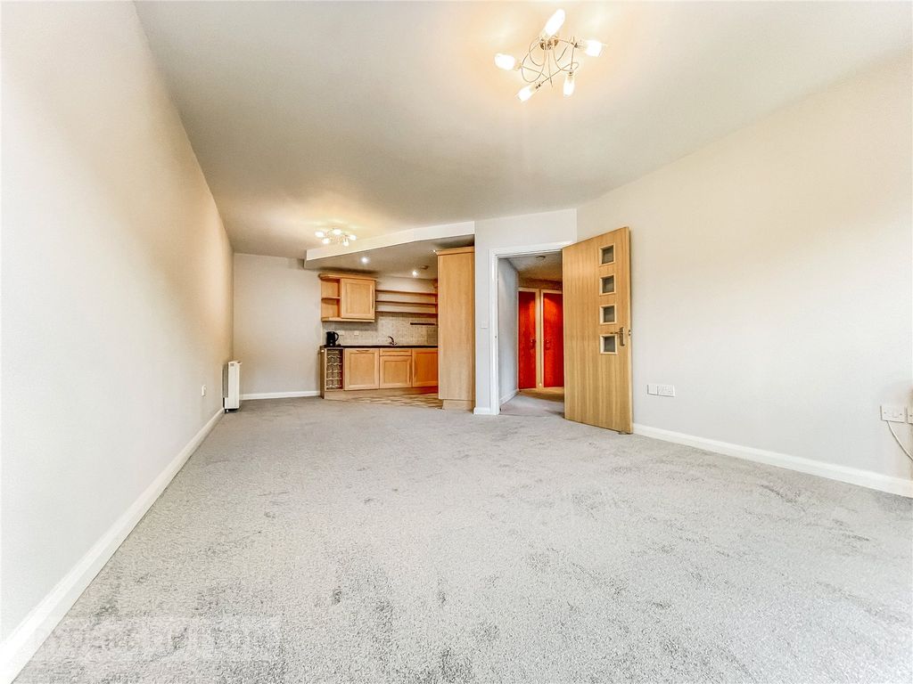 Property photo 3 of 13 Lounge