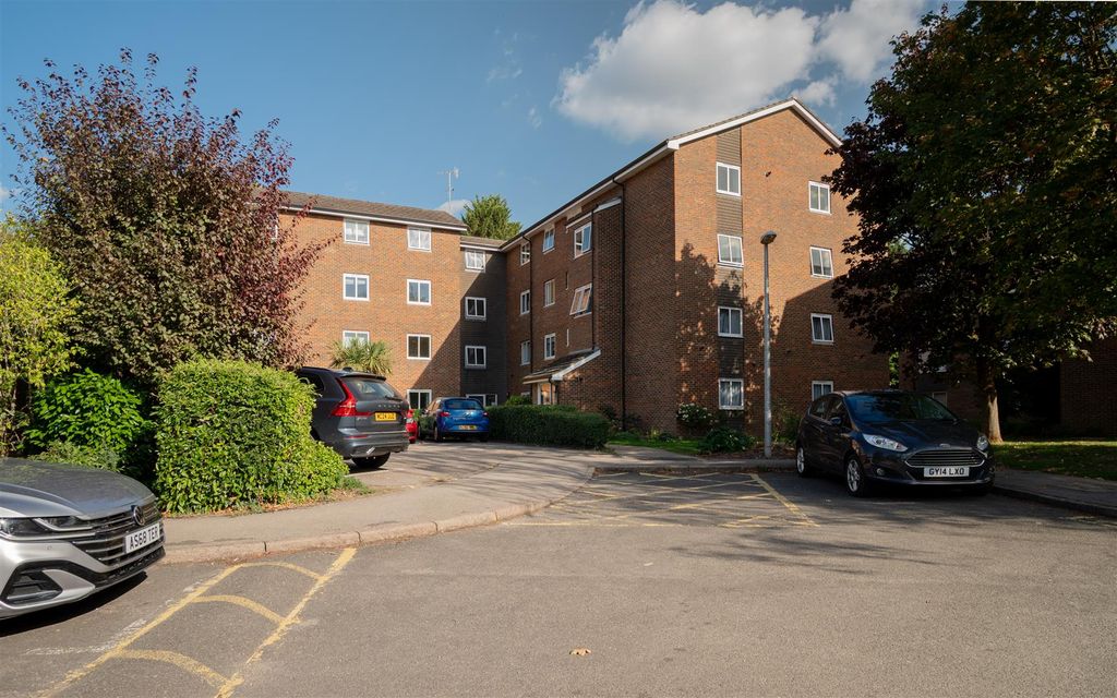 Property photo 1 of 16 Flanchford House, Reigate - Final Images - Ralph J