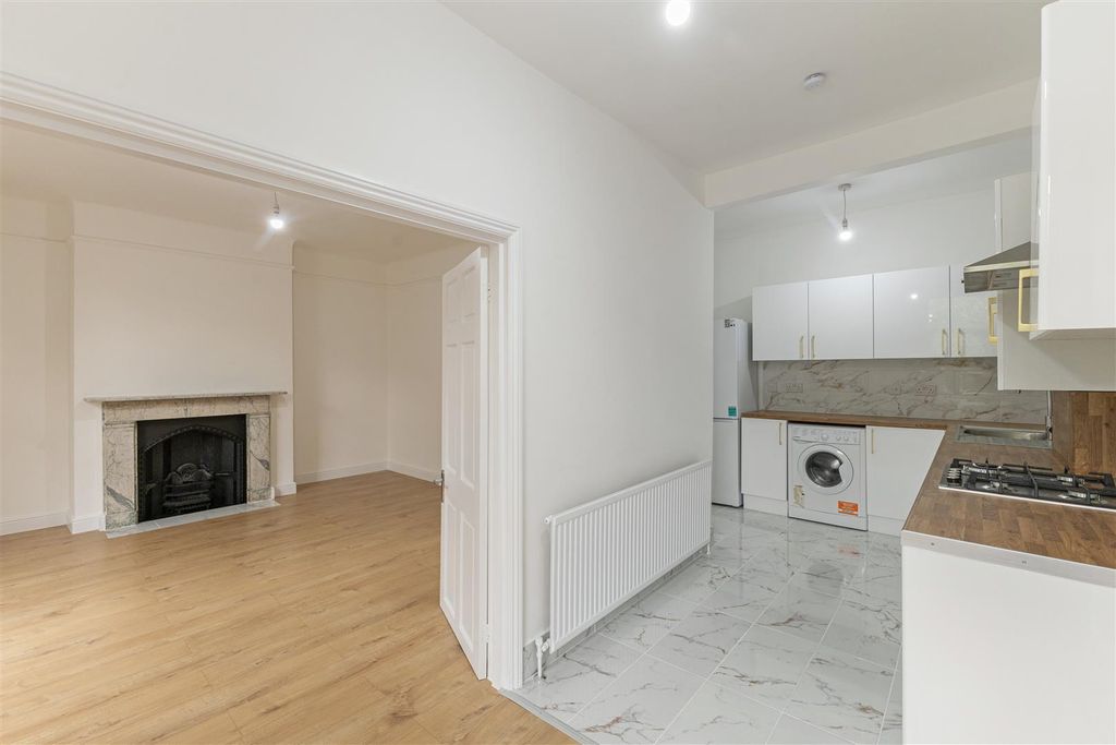 Property photo 2 of 19 110703_149A St John S Hill-7.Jpg