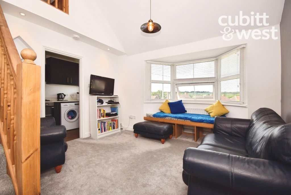 Property photo 2 of 12 Lounge