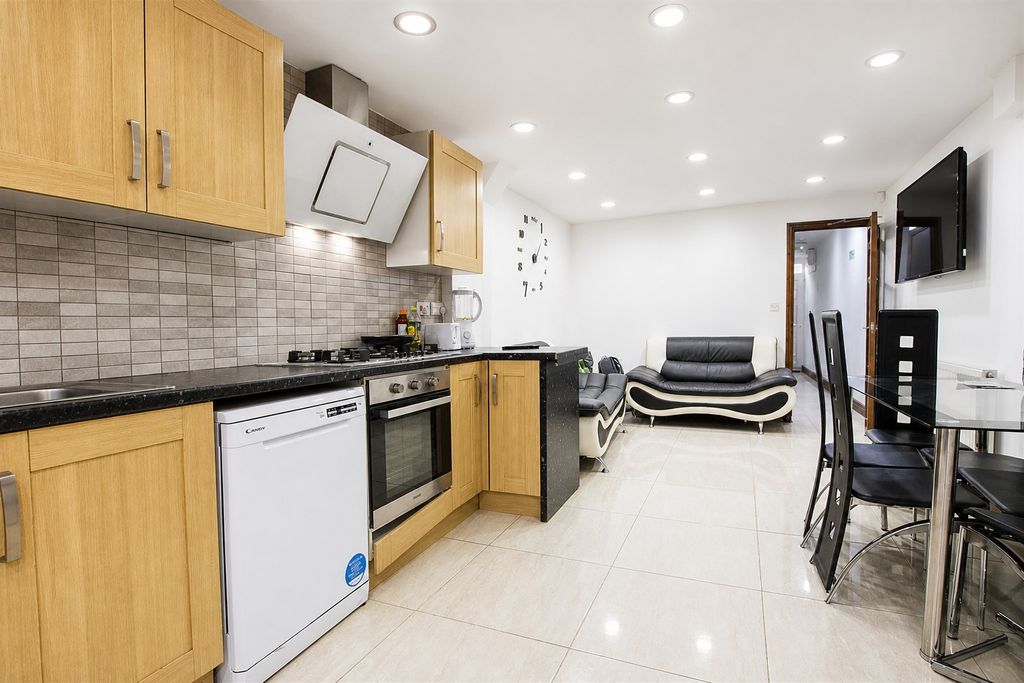 Property photo 2 of 20 Open Plan Kitchen/ L