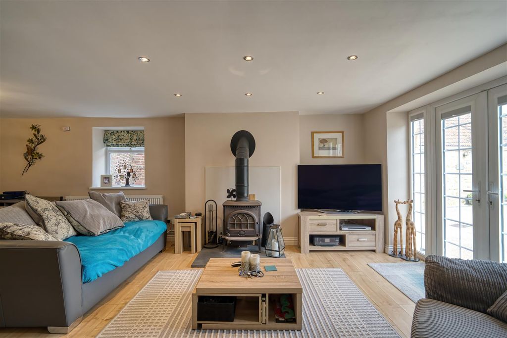 Property photo 2 of 10 Sitting Room