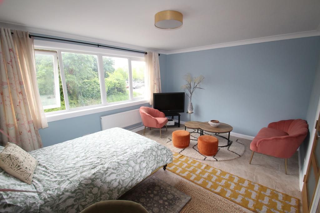 Property photo 3 of 8 Main Room