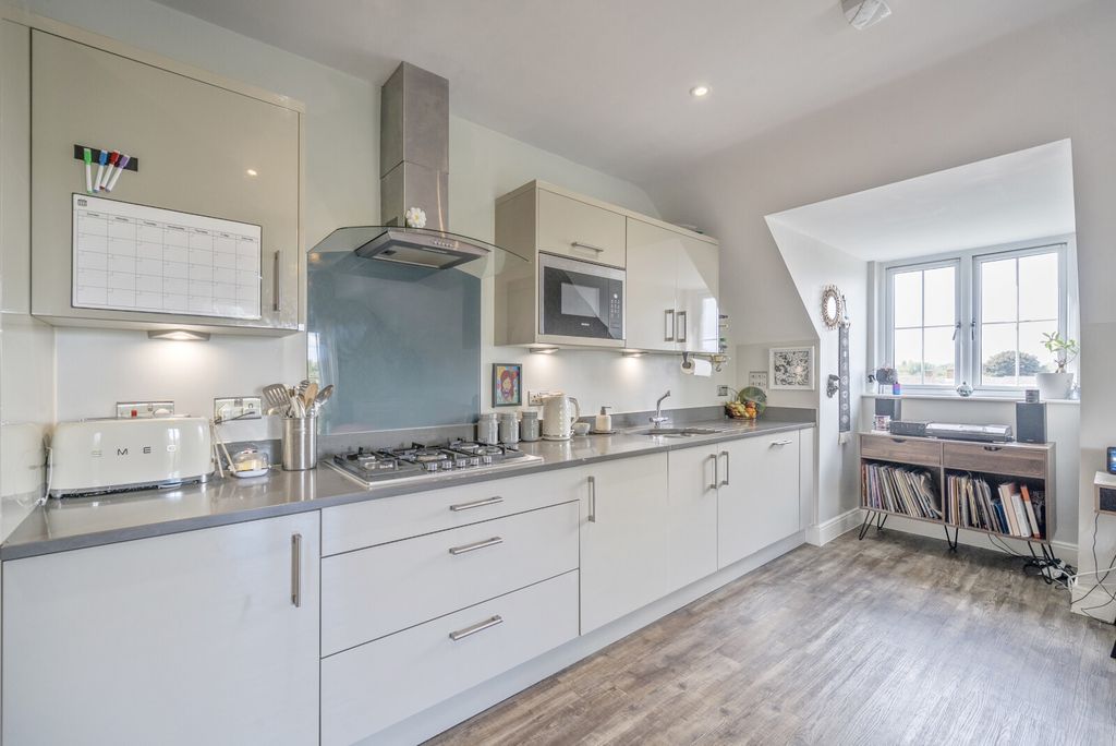 Property photo 2 of 16 1346804-11-68c028...