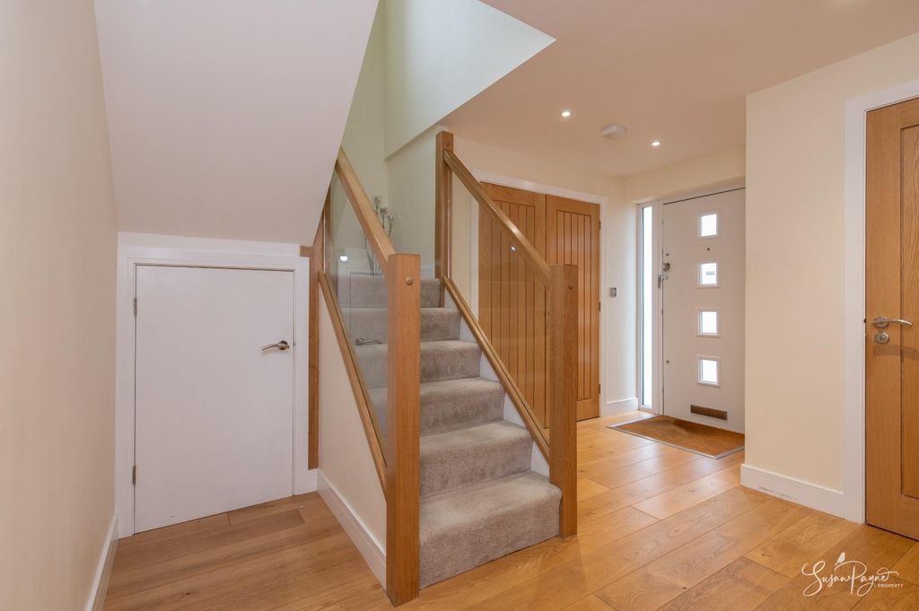 Property photo 3 of 39 Entrance Hall