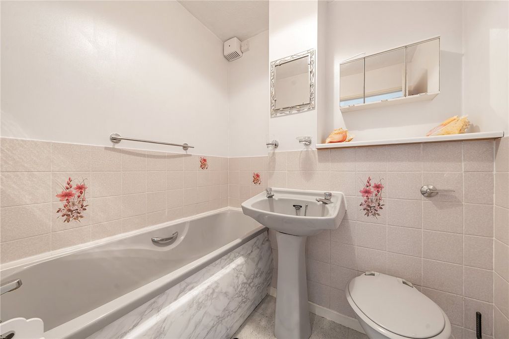 Property photo 3 of 9 Bathroom