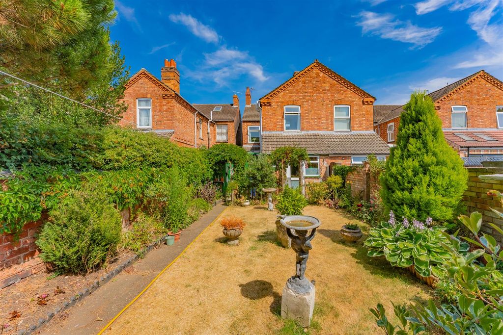 4 bed town house for sale- Tennyson Road, Kettering NN16
