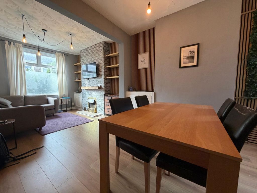 Property photo 2 of 11 92928786-608F-4550-8d00-A0d647E64437