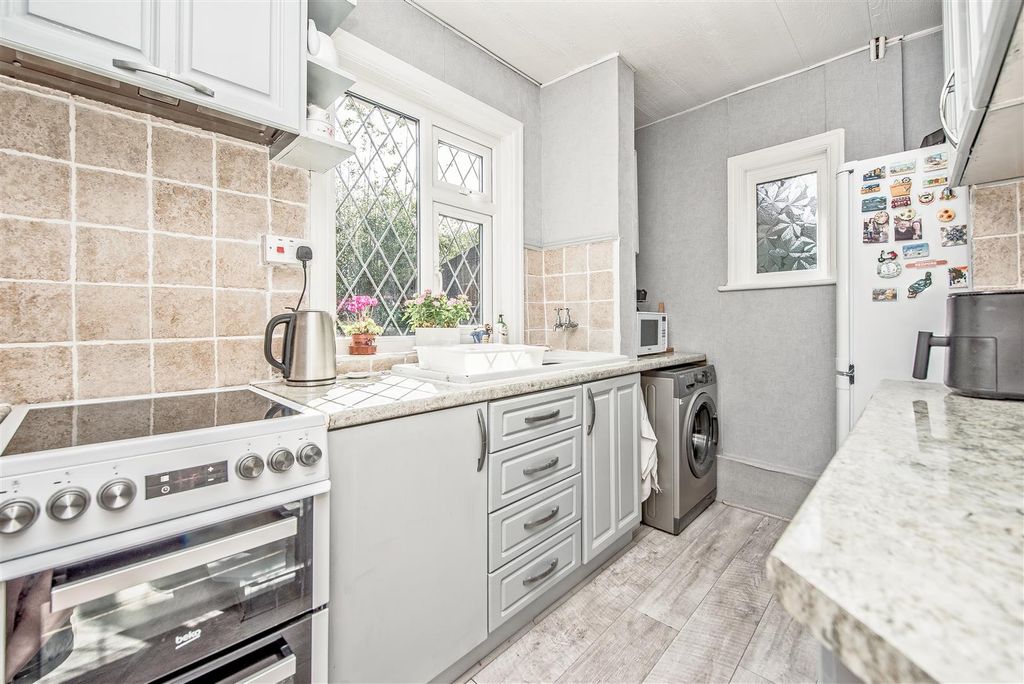 Property photo 3 of 24 Fitted Kitchen: