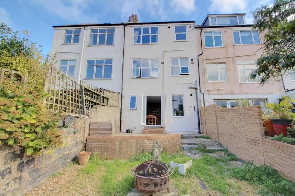 Property photo 2 of 13 Garden1