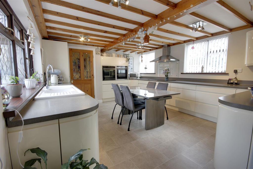 Property photo 3 of 21 Kitchen