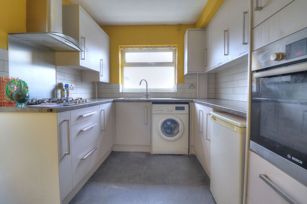 Property photo 3 of 17 Kitchen
