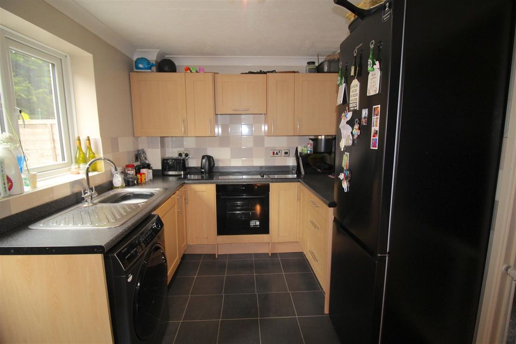 Property photo 3 of 8 Kitchen
