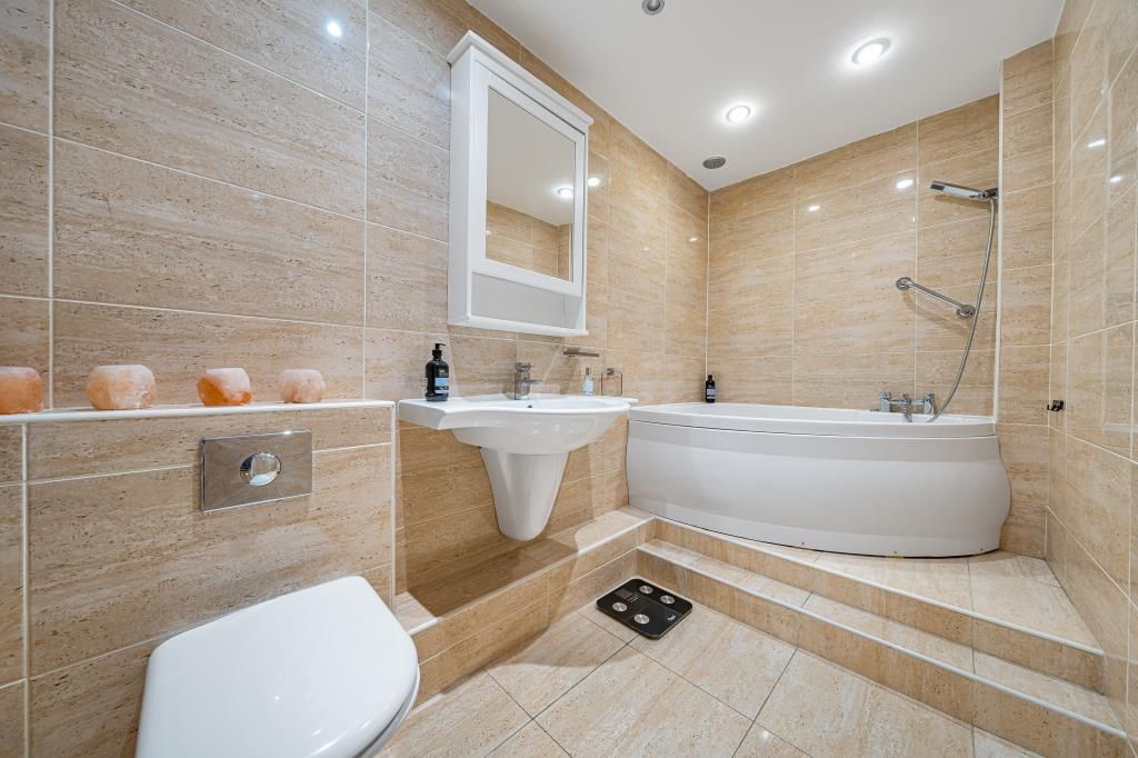 Property photo 2 of 11 Bathroom