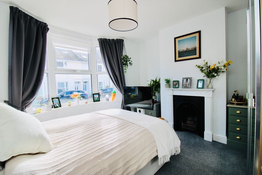 Property photo 3 of 13 Bedroom