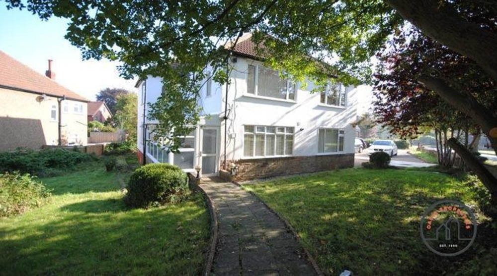 Property photo 2 of 5 Attractive Detached/Semi-Detached Home Set Back Be...