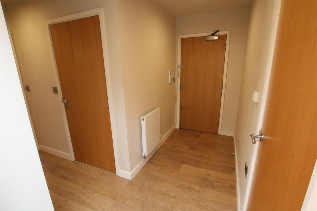 Property photo 3 of 17 Private Entrance Hall