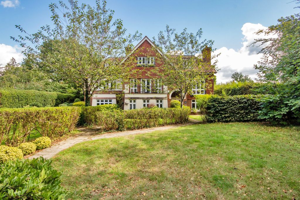 Property photo 2 of 25 Little Bargrove