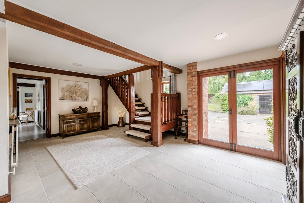 Property photo 3 of 23 Entrance Hall