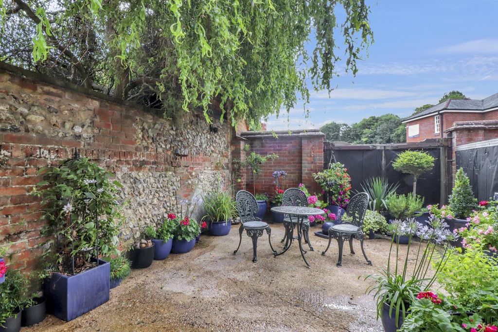 Property photo 3 of 13 Garden