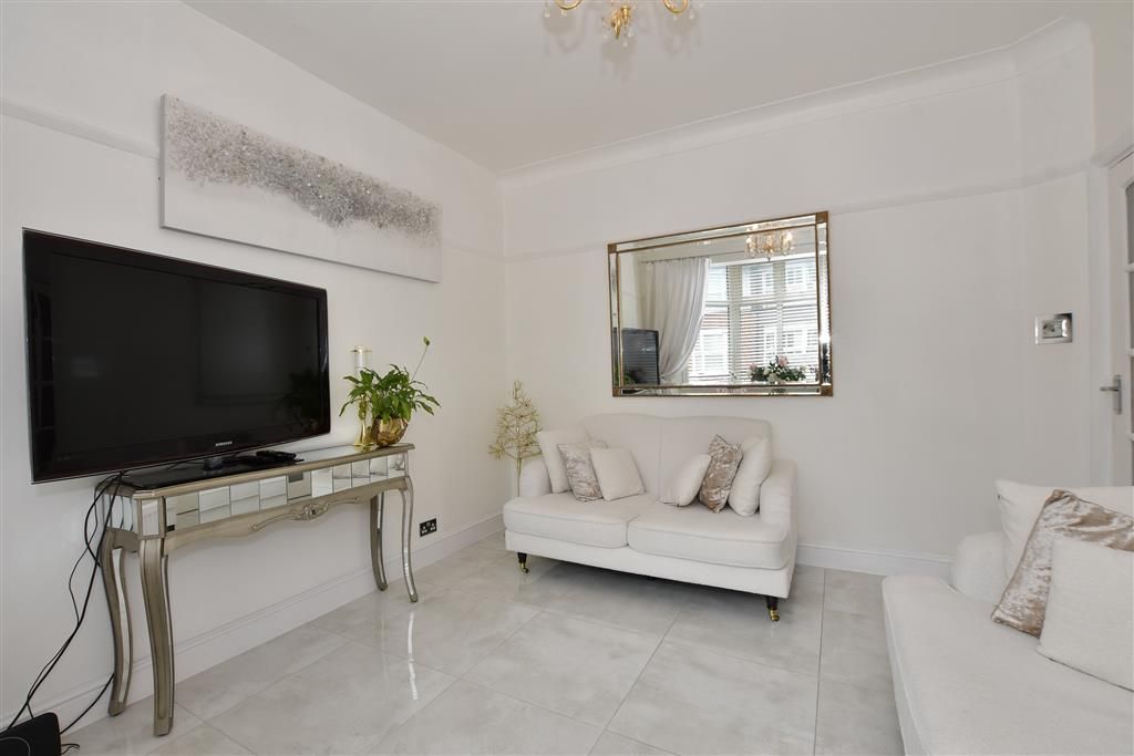 Property photo 1 of 13 Lounge
