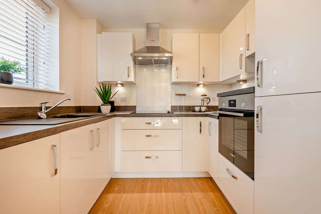 Property photo 3 of 10 Kitchen