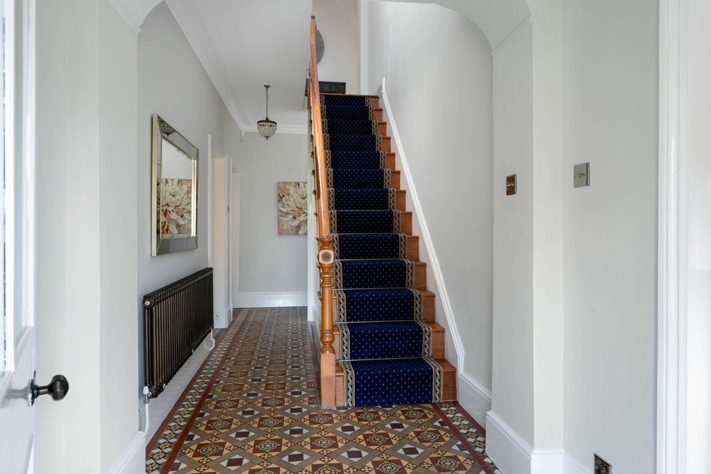 Property photo 3 of 31 Entrance Hall