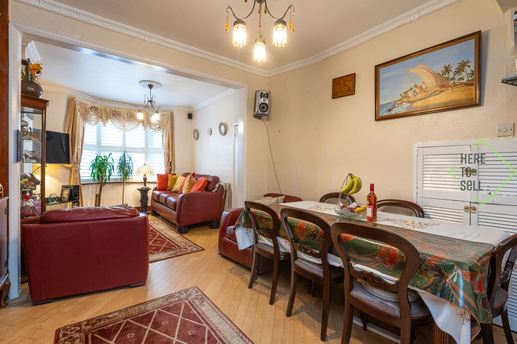 Property photo 3 of 14 Cornwallis Grove N9-21