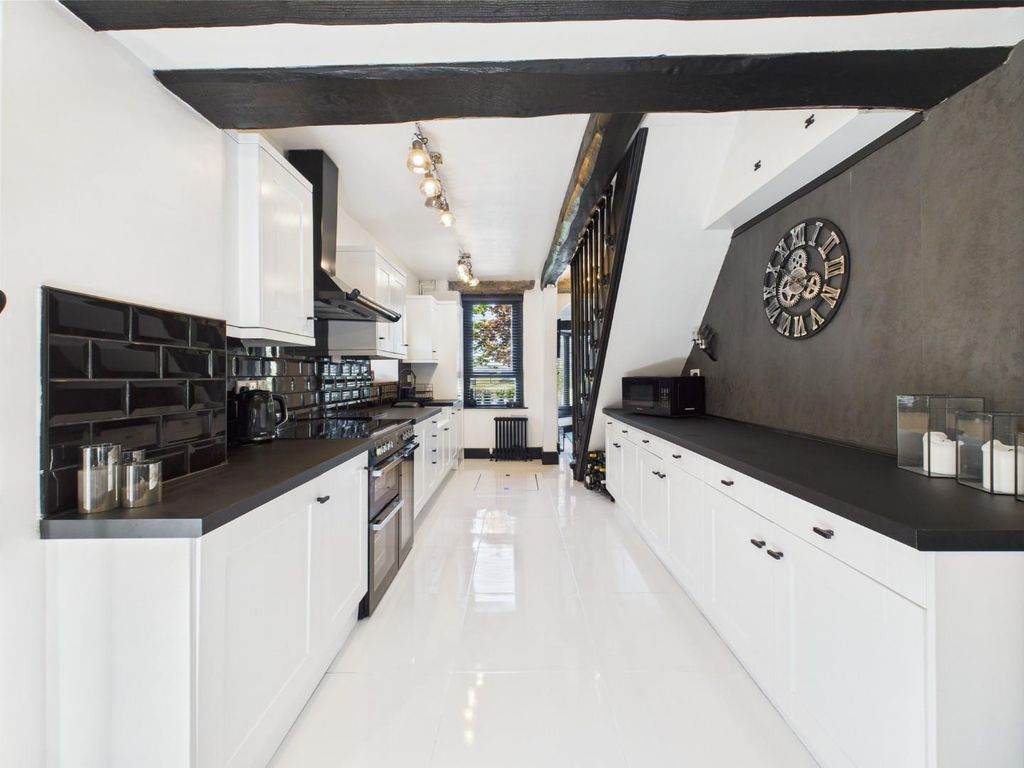 Property photo 3 of 34 Kitchen