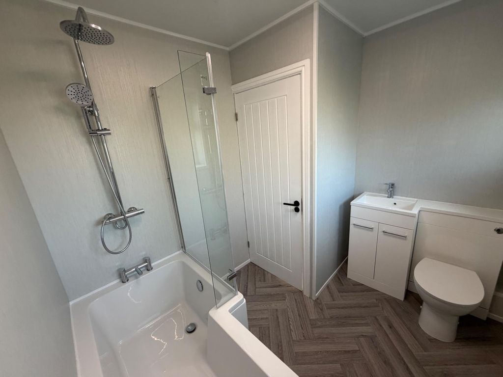 Property photo 1 of 10 Bathroom