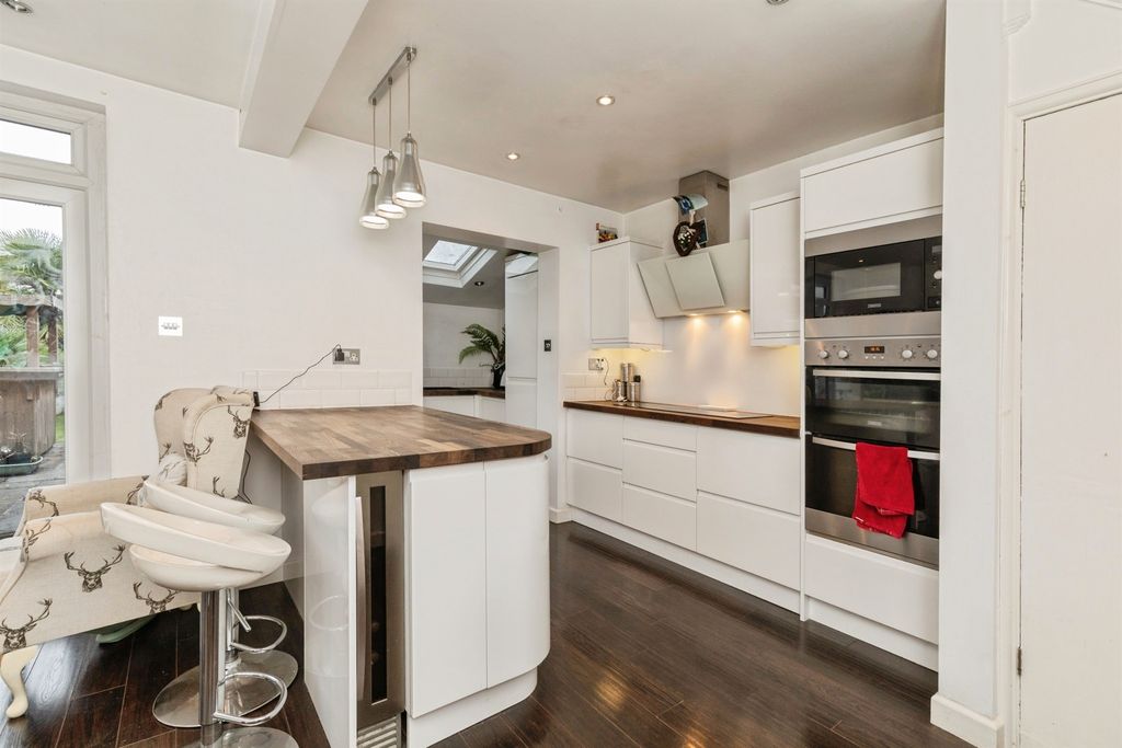 Property photo 3 of 21