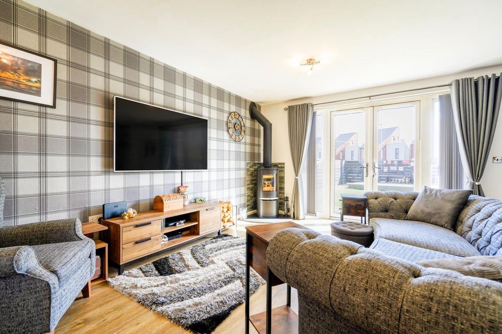 Property photo 2 of 10 Living Room