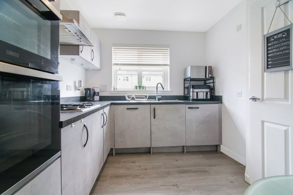 Property photo 3 of 17 Kitchen