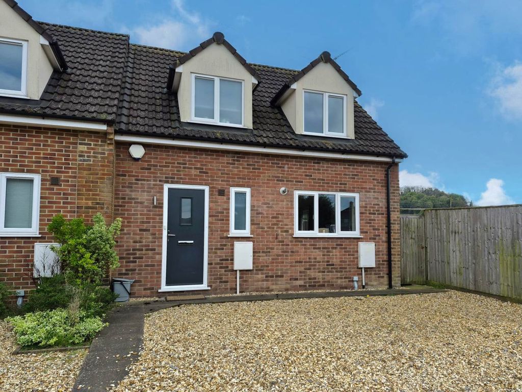 Property photo 1 of 15 27 Marment Front