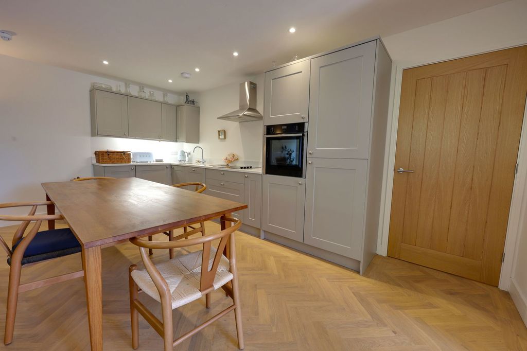 Property photo 2 of 42