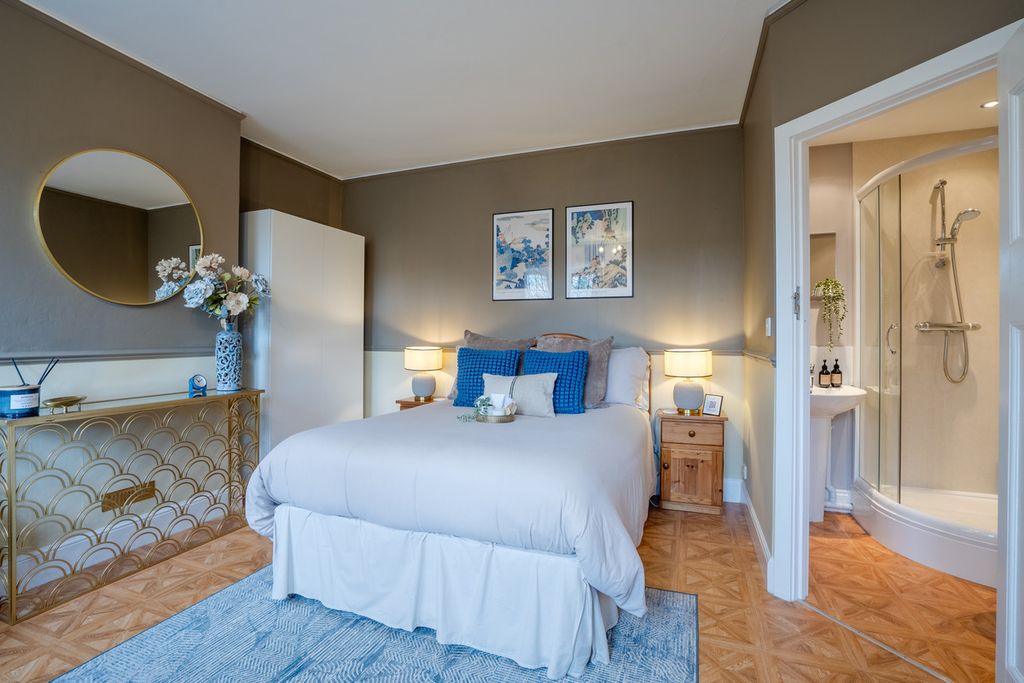 Property photo 2 of 32