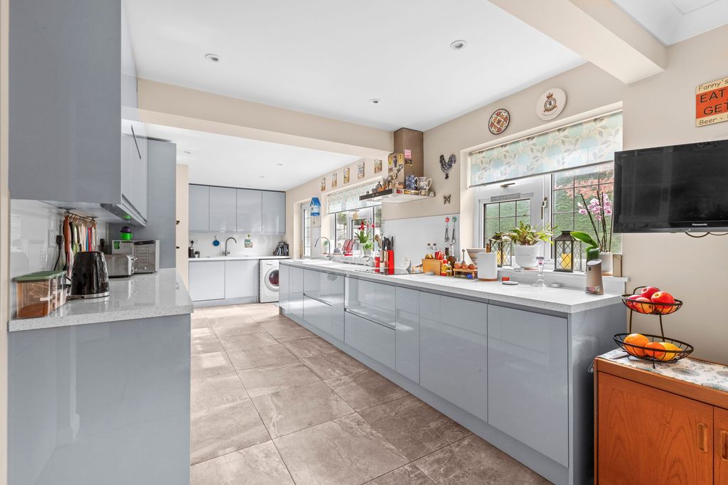 Property photo 2 of 20