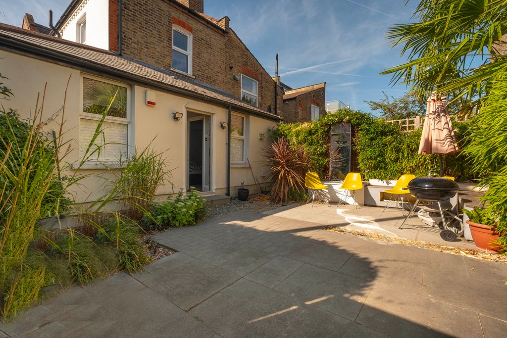Property photo 3 of 11