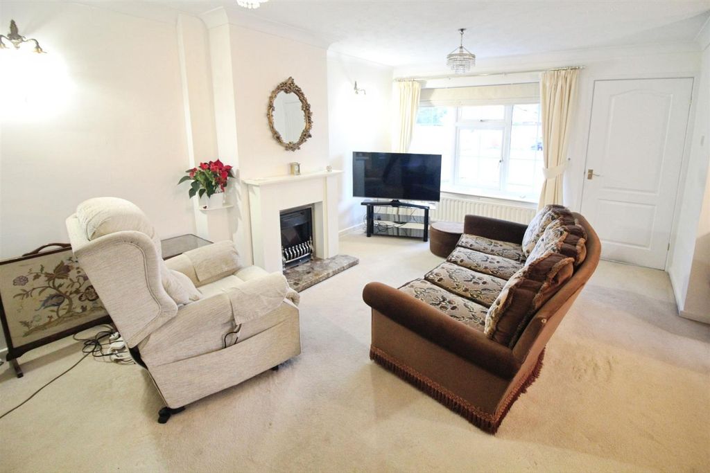 Property photo 2 of 13 Lounge