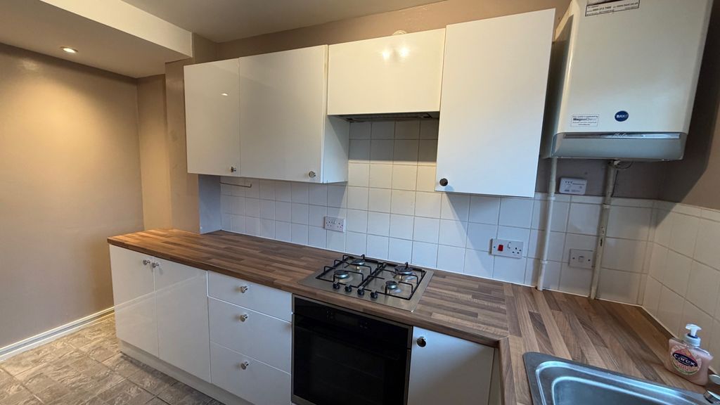 Property photo 3 of 10 Kitchen 1