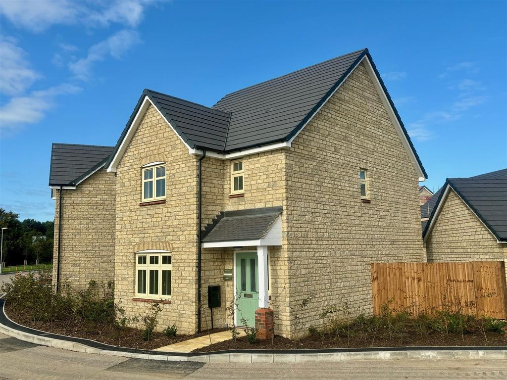 Property photo 2 of 26 The Sherston Side 22.10.24.Jpg
