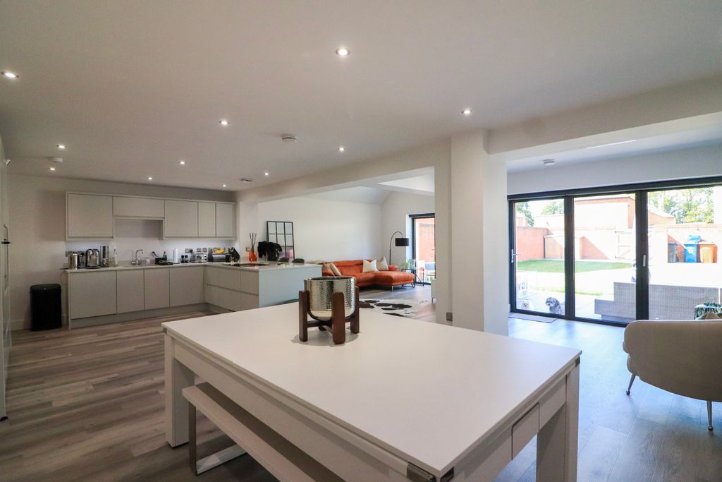 Property photo 3 of 27