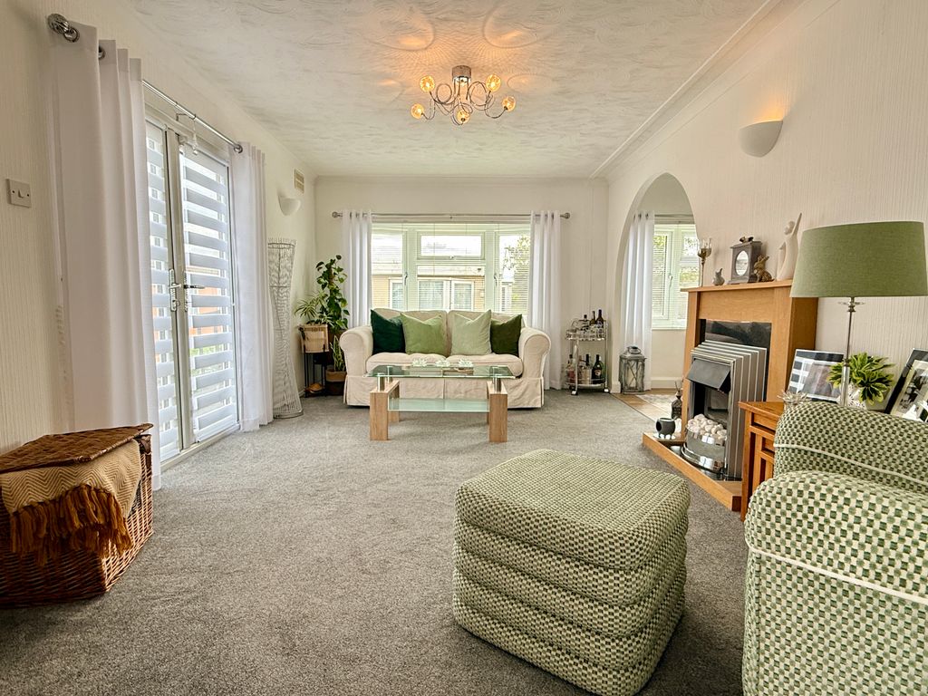 Property photo 1 of 21 Lounge