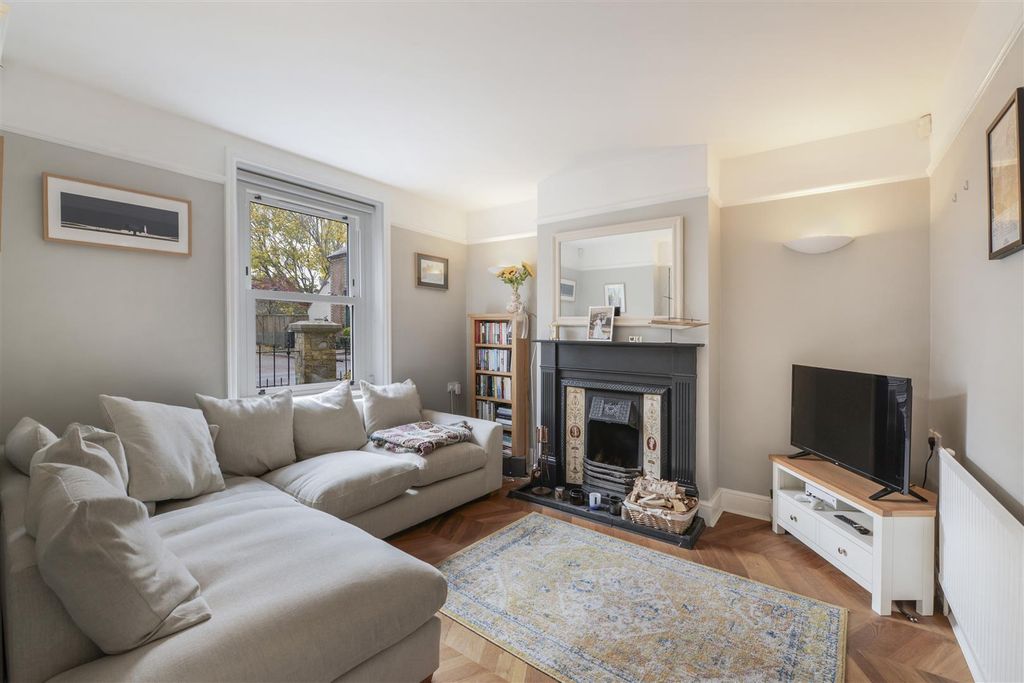 Property photo 2 of 18 04