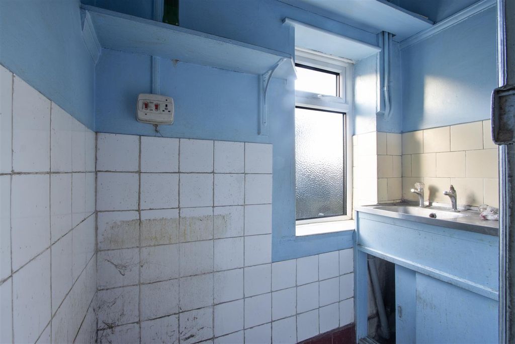 Property photo 2 of 10 Kitchenette